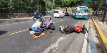 Motociclista lesionado en accidente con microbús sobre la calle Modelo en San Salvador