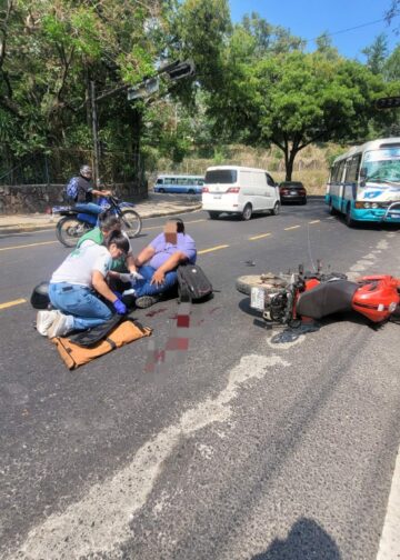 Motociclista lesionado en accidente con microbús sobre la calle Modelo en San Salvador