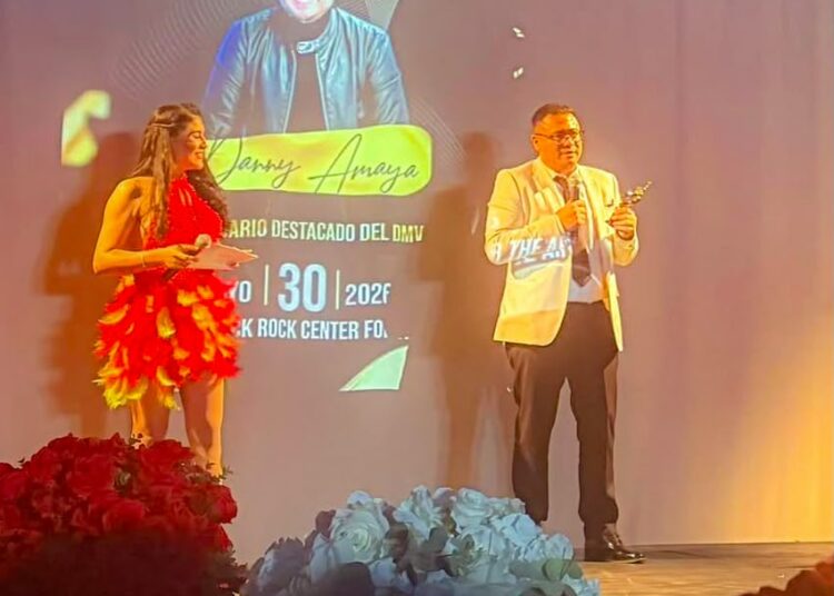 “Seamos la voz de las personas sin voz»: Danny Amaya dedica premio a la comunidad latina