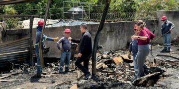 Alcalde Henry Flores supervisa limpieza tras incendio en cantón El Matazano