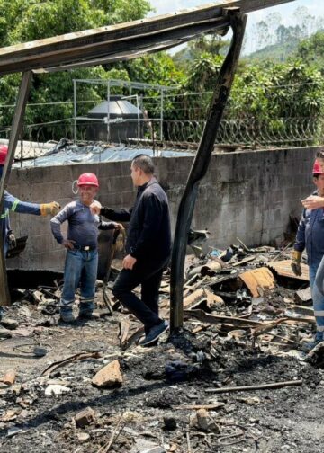 Alcalde Henry Flores supervisa limpieza tras incendio en cantón El Matazano