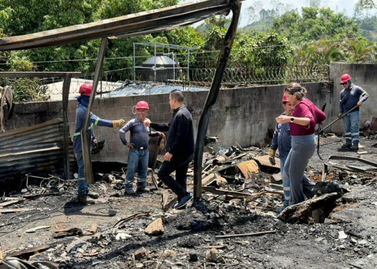 Alcalde Henry Flores supervisa limpieza tras incendio en cantón El Matazano