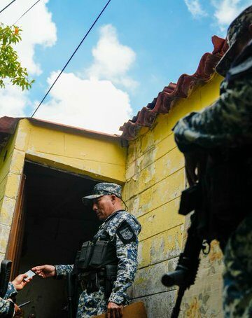 Fuerzas especiales realizan operativo casa por casa en Olocuilta