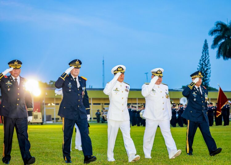 Merino Monroy encabeza ceremonia por el aniversario de la Fuerza Armada
