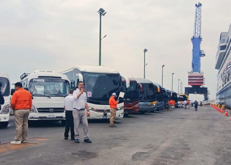 Más de 900 turistas llegan a El Salvador en crucero Volendam