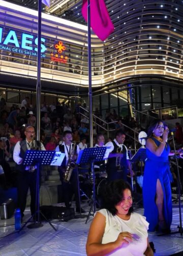 Madres salvadoreñas disfrutan de música en vivo en El Centro Histórico