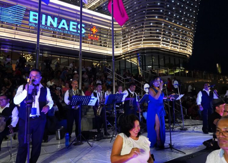 Madres salvadoreñas disfrutan de música en vivo en El Centro Histórico