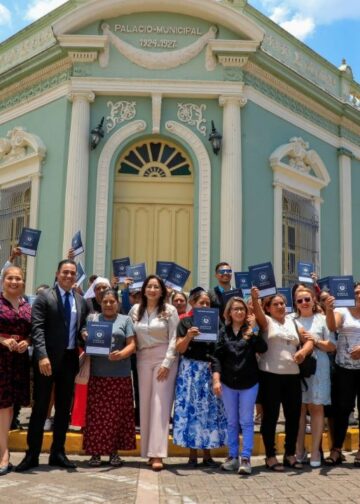 42 familias de Santa Tecla reciben sus escrituras tras más de dos décadas de espera