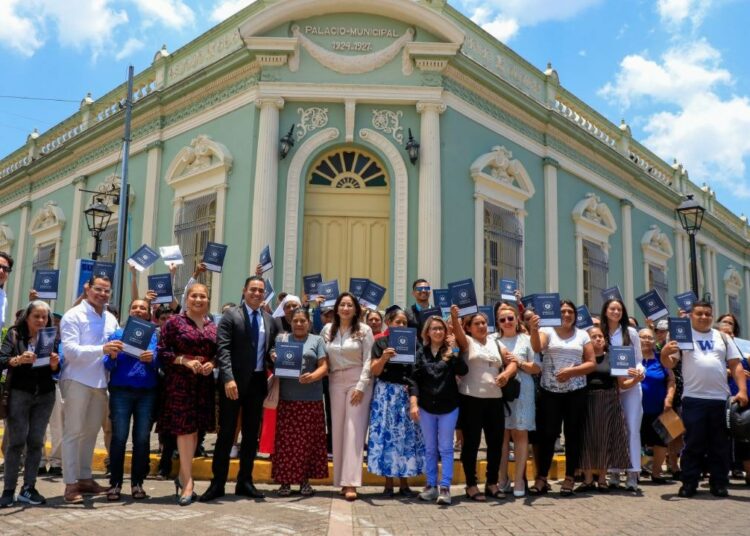 42 familias de Santa Tecla reciben sus escrituras tras más de dos décadas de espera