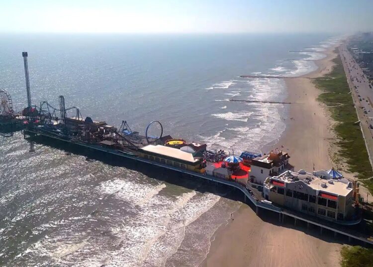 Rescatan a ocho personas atrapadas en montaña rusa de Texas tras falla mecánica