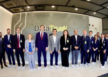 Subsecretario Caleb Orr visita Data Trust y resalta oportunidades de inversión tecnológica en El Salvador