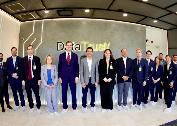 Subsecretario Caleb Orr visita Data Trust y resalta oportunidades de inversión tecnológica en El Salvador