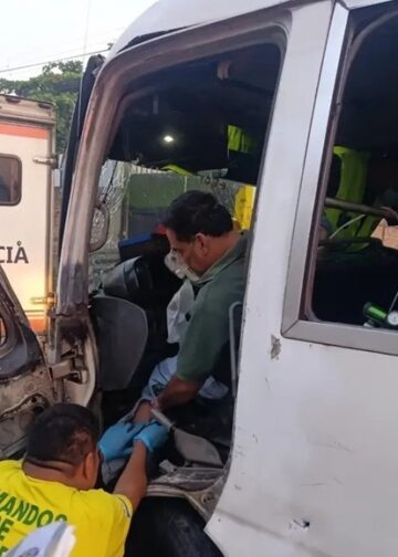 Choque entre coaster de la ruta 109 deja motorista atrapado y dos lesionados en Nejapa