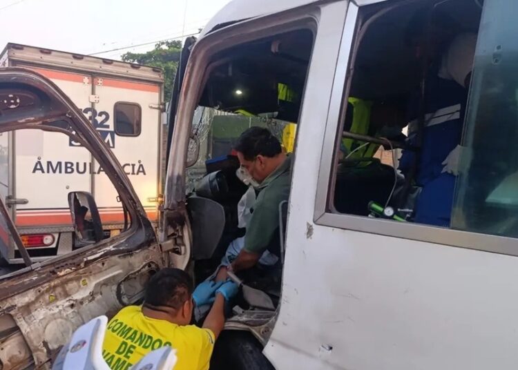 Choque entre coaster de la ruta 109 deja motorista atrapado y dos lesionados en Nejapa