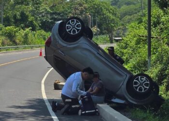 Volcadura de vehículo en carretera hacia Ilobasco deja dos lesionados leves