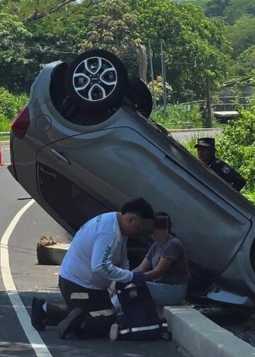 Volcadura de vehículo en carretera hacia Ilobasco deja dos lesionados leves