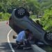 Volcadura de vehículo en carretera hacia Ilobasco deja dos lesionados leves