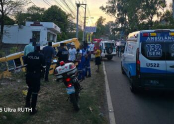 Autobús de iglesia se accidenta y cae a barranco en El Jalacatal, San Miguel