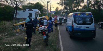 Autobús de iglesia se accidenta y cae a barranco en El Jalacatal, San Miguel