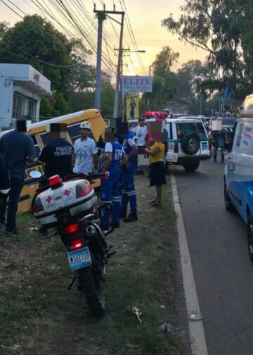 Autobús de iglesia se accidenta y cae a barranco en El Jalacatal, San Miguel