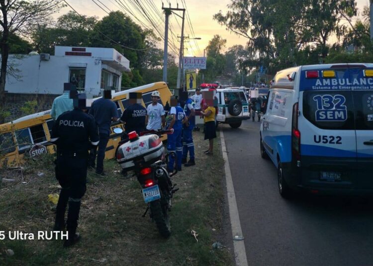 Autobús de iglesia se accidenta y cae a barranco en El Jalacatal, San Miguel