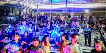 Centro Histórico de San Salvador atrae a turistas con música en vivo y ambiente familiar durante el feriado largo