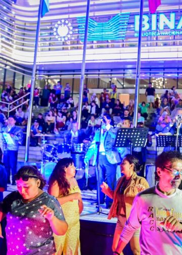 Centro Histórico de San Salvador atrae a turistas con música en vivo y ambiente familiar durante el feriado largo