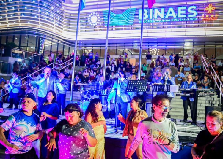 Centro Histórico de San Salvador atrae a turistas con música en vivo y ambiente familiar durante el feriado largo