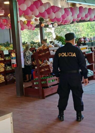 Seguridad y orden acompañan jornada de compras en agromercado de El Congo