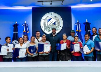 Mario Durán entrega escrituras a familias capitalinas tras décadas de espera