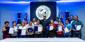 Mario Durán entrega escrituras a familias capitalinas tras décadas de espera