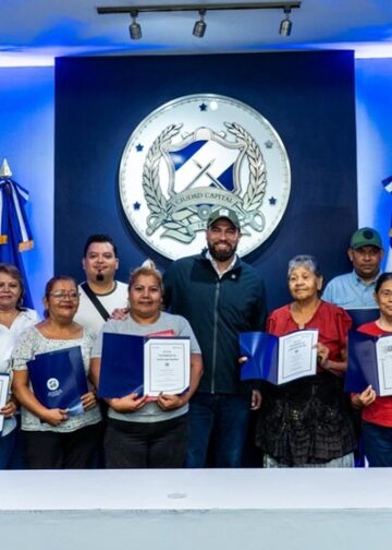 Mario Durán entrega escrituras a familias capitalinas tras décadas de espera
