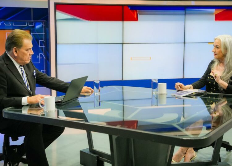 Escritora española Belén de León destaca al Presidente Bukele como inspiración internacional