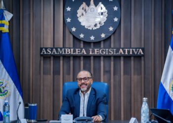 Ernesto Castro asegura que reforma dará voz directa a la diáspora en la Asamblea Legislativa