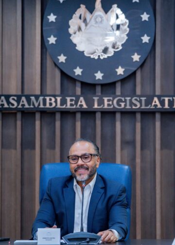 Ernesto Castro asegura que reforma dará voz directa a la diáspora en la Asamblea Legislativa