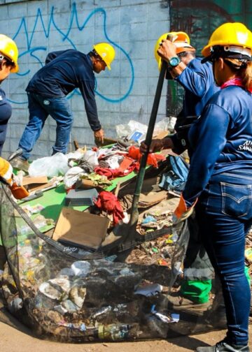 Más de 800 trabajadores intervienen el sector de FENADESAL como parte del reordenamiento del Centro Histórico