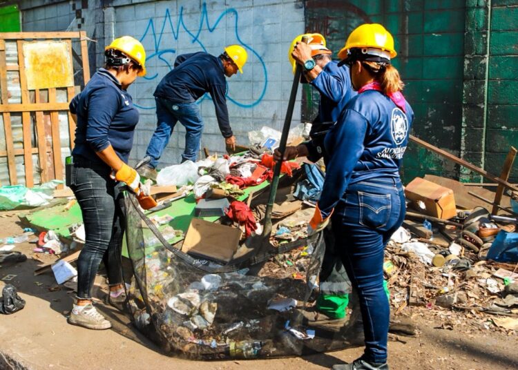Más de 800 trabajadores intervienen el sector de FENADESAL como parte del reordenamiento del Centro Histórico