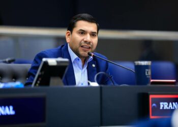 Francisco Lira critica a Nuevas Ideas por la representación de la diáspora, pero ARENA no la impulsó cuando tuvo mayoría