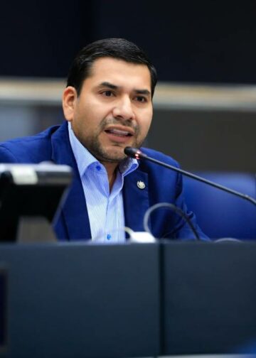 Francisco Lira critica a Nuevas Ideas por la representación de la diáspora, pero ARENA no la impulsó cuando tuvo mayoría