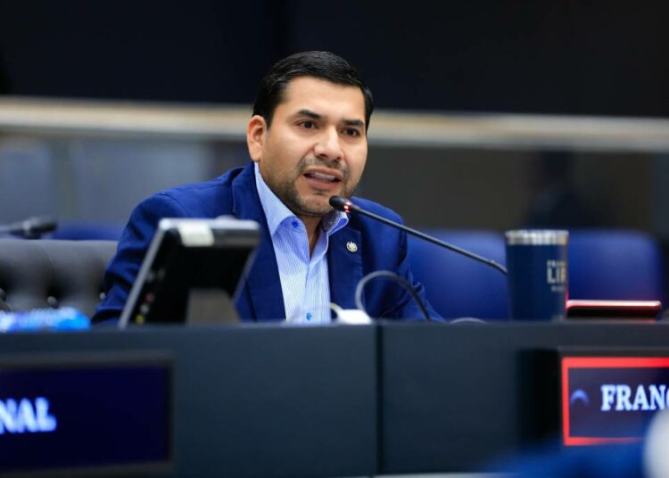 Francisco Lira critica a Nuevas Ideas por la representación de la diáspora, pero ARENA no la impulsó cuando tuvo mayoría