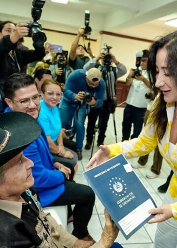 Después de años de espera, familias de Los Puentes reciben sus escrituras en San Miguel