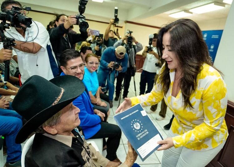 Después de años de espera, familias de Los Puentes reciben sus escrituras en San Miguel