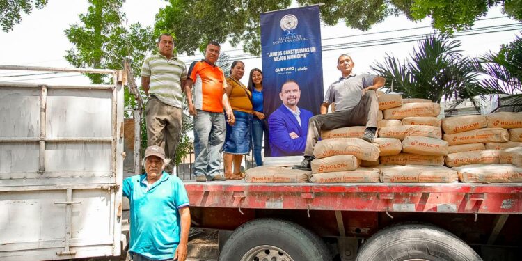 Santa Ana Centro entrega cemento a comunidades para ejecutar proyectos de desarrollo local