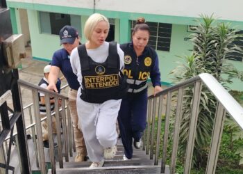 Influencer enfrenta 20 años de cárcel tras ser detenida por agente de INTERPOL