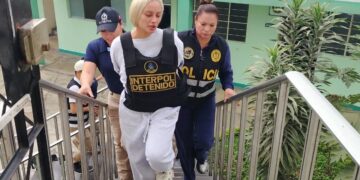 Influencer enfrenta 20 años de cárcel tras ser detenida por agente de INTERPOL