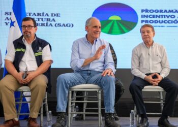 Asfura minimiza polémica por bloqueo de paquetes escolares y afirma que relación con El Salvador sigue estable