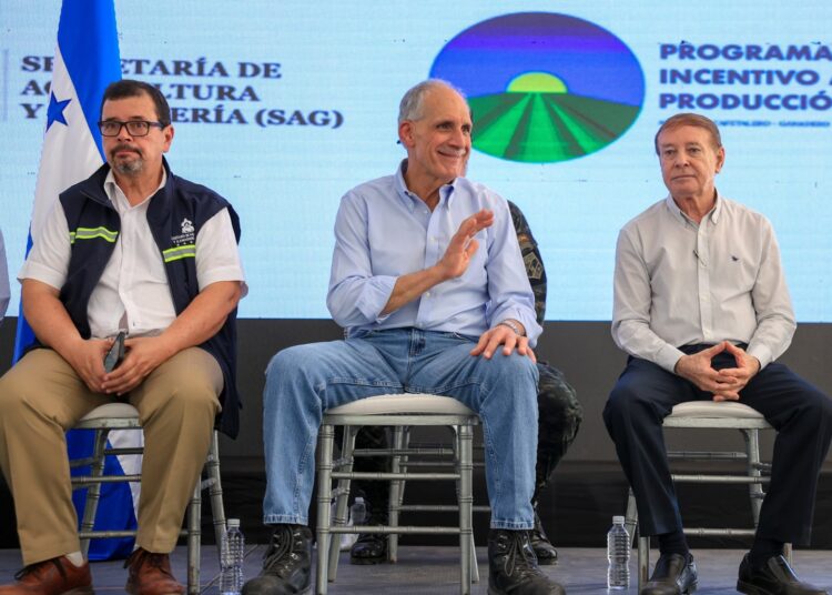Asfura minimiza polémica por bloqueo de paquetes escolares y afirma que relación con El Salvador sigue estable