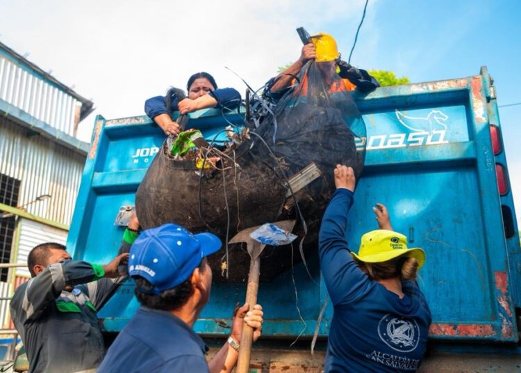 Operativos municipales refuerzan limpieza, orden y seguridad en San Salvador Centro
