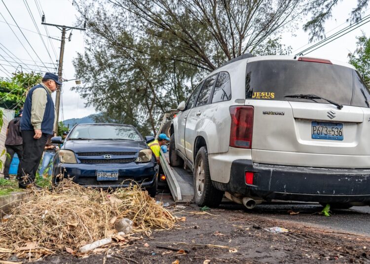 Alcaldía de San Salvador Centro intensifica retiro de vehículos abandonados en Mejicanos