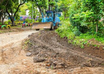 Alcaldía de Santa Ana Centro continúa mejorando caminos vecinales en cantón Natividad